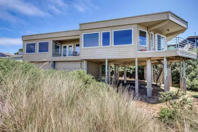 Image de Oceanfront dog-friendly house w/deck overlooking the water