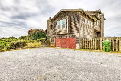 Image de Spacious dog-friendly home w/ deck - perfect for family reunions - walk to beach