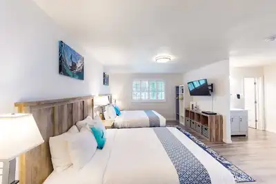 Image de Retro-chic beach room with fast WiFI - walk to downtown shops & eateries