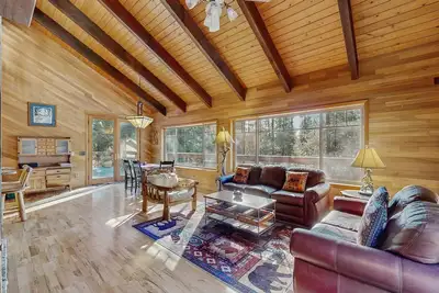 Image de Family friendly home with hot tub, full kitchen, grill - near hiking & fishing