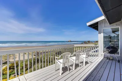 Image de Dog-friendly oceanfront home with beach access, deck-minutes from town-Ev Charger