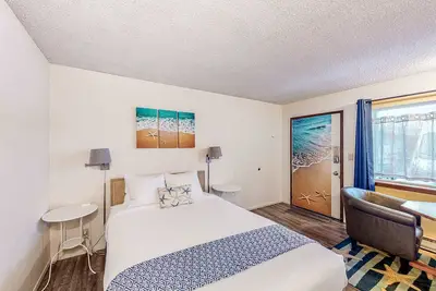 Image de Retro beach experience with fast WiFI - walk to downtown shops & eateries