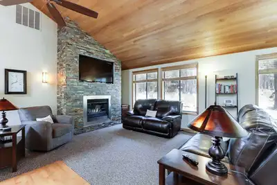 Image de Spacious house with shared hot tub & pool, Sharc access, and private gas grill
