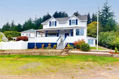 Image de Spacious home with river views, hot tub, covered porch, deck, grill, & W/D