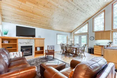 Image de Woodland lodge with private hot tub, multiple decks & gas fireplace - 2 dogs Ok