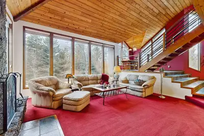 Image de Cozy home near town, river & hiking with WiFi, large backyard & firepit