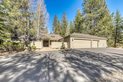 Image de Beautiful Home withPrivate Hot Tub, Deck, Gas Fireplace, and Sharc Passes