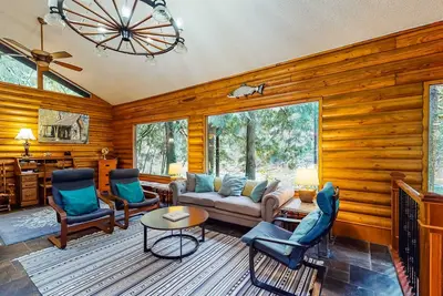 Image de Spacious riverfront lodge with beach access, private hot tub & forest views