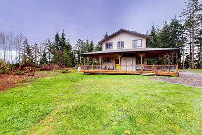 Image de Coastal acreage with wrap-around deck & furnished patio - great location
