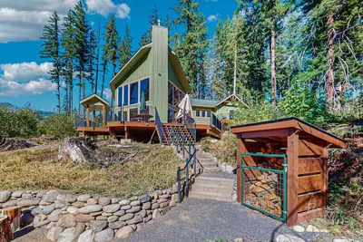 Image de Unique riverfront home & cabin with amazing views, deck, & W&D - dog-friendly