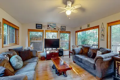 Image de Beautiful coastal cabin with private hot tub, gas grill & scenic deck space