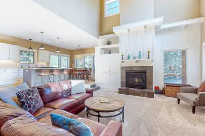 Image de Beautiful Home with Deck, Shared Pool and Hot Tub - Near the Slopes