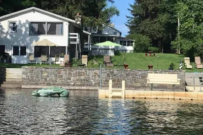 Image de 3 Lake Cottages, Waterfront for 25 Guests