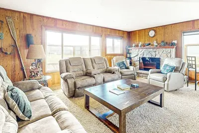 Image de Dog-friendly oceanfront beach home with private hot tub and stunning ocean views