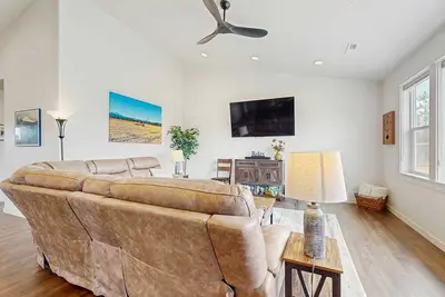 Image de Brand-new beautiful home with private hot tub & mountain views