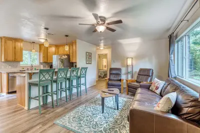 Image de Single-level, dog-friendly home w/ private fenced-in yard & easy beach access