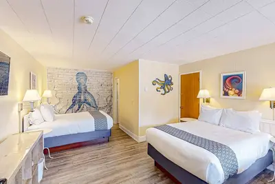 Image de Retro getaway near beach with fast WiFI - walk to downtown shops & eateries