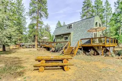 Image de Delightful cabin with lofted layout, hot tub, modern kitchen, WiFi & shared pool