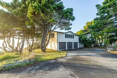 Image de Dog-friendly home with ocean views, high-speed WiFi, and wood-burning fireplace