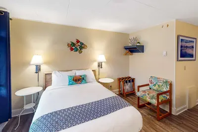 Image de Retro beach room with fast WiFI - walk to downtown shops & restaurants