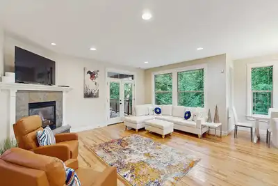 Image de Exclusive Eugene retreat close to university with natural forest calm