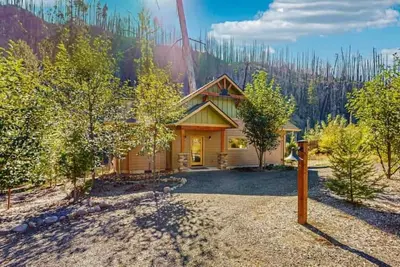 Image de Amazing riverfront cabin with views, deck, firepit, & grill - dog-friendly