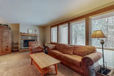 Image de Charming condo with serene views, access to resort amenities, WiFi, and patio