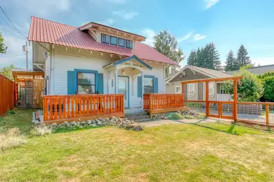 Image de Two-story, mountain view getaway with wood stove, Bbq & fast WiFi