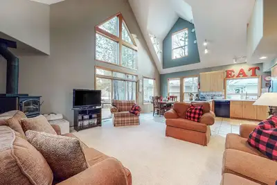 Image de Beautiful & spacious home with a private hot tub, fast WiFi, Ac, & Sharc access