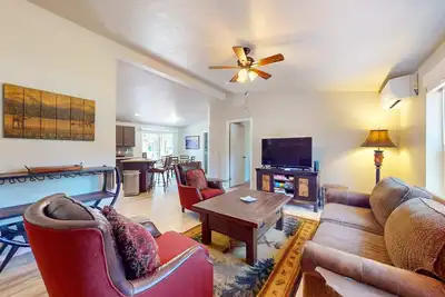 Image de Cozy forest retreat near trails, slopes & Sunriver - perfect for year-round fun!