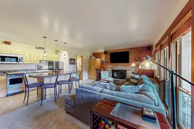Image de Mountain-view condo with pool, hot tub, sauna, fitness room, balcony, & W&D