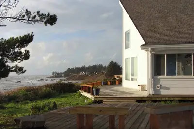 Image de Oceanfront cottage with private hot tub & W&D- central locale near beach access