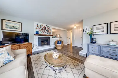 Updated home with ping-pong - 3 blocks to beach