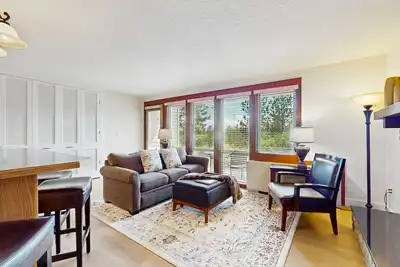 Image de Cozy condo with shared pool, hot tub, sauna, fitness room, washer and dryer