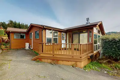 Image de Oceanfront home with private hot tub, walls of glass & spectacular view