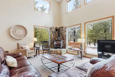 Image de Spacious Two-Story Home in Sunriver with Private Hot Tub, Central Ac, Free WiFi