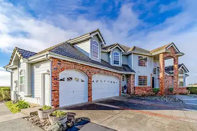 Image de Gorgeous oceanfront estate with amazing views & hot tub - steps to quiet beach