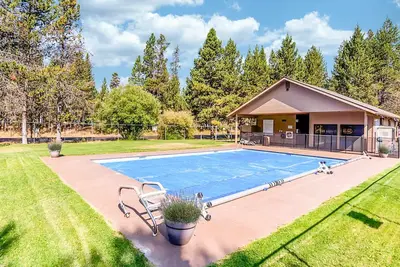 Image de Lovely home near town with private hot tub, scenic deck, W&D, & chic decor