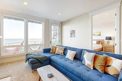 Oceanfront house in gated community with sea views