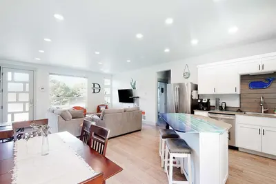 Image de Dog-Friendly Home with WiFi, Private washer&dryer, Balcony, and Two Living Rooms