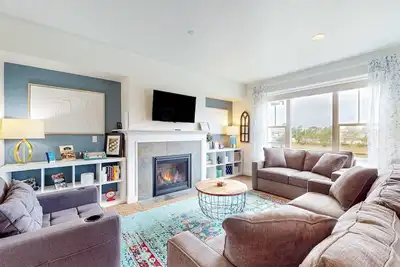 Condo with riverfront view - close to beaches & town - walk everywhere