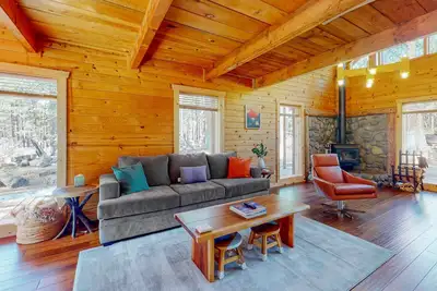 Image de Cozy & colorful retreat with a deck, grill, wood stove, board games, W&D, & Ac