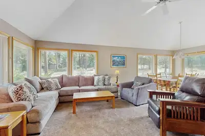 Image de Warm and roomy dog-friendly retreat with a private hot tub, shared pool & tennis