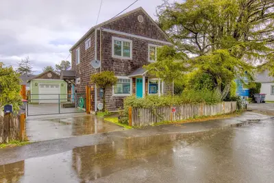 Dog-friendly home 5 blocks from the beach, game room & firepit