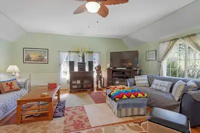 Image de Bright & roomy beach home with a furnished deck & ocean access