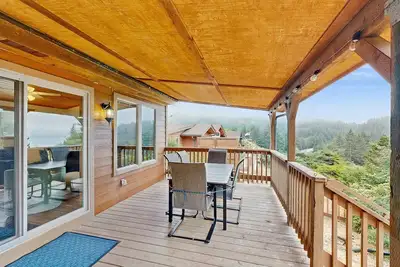 Image de Coastal condo with stunning views, a cozy loft, private deck and hot tub