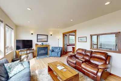 Image de 3000 sq ft private home with bay views, pool table, firepit, outdoor bar & grill