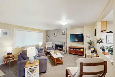 Image de Upper level of duplex with a large deck & mountain view - dog friendly for 1 dog