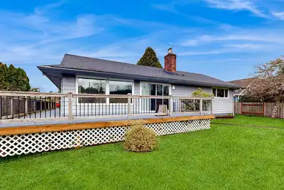 Charming riverfront home with deck, WiFi, streaming, W/D - 7 blocks to the beach