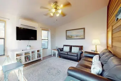 Image de Ocean view retreat with nautical interior, pinball machine, grill, games, & Ac